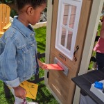 Casuta de joaca Cuptorul cu Lemne Kidkraft Cozy Hearth - Casa cu LEDuri pentru copii cu pridvor si bancute cu bucatarie si accesorii Cabin PlayHouse